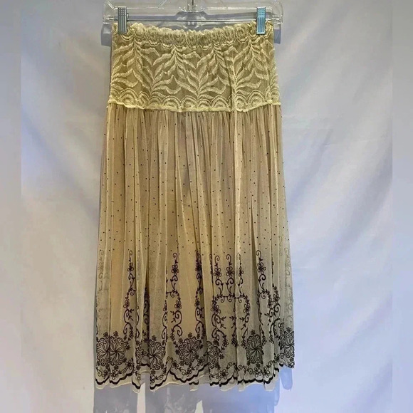 Knit skirt with lace overlay - Picture 2 of 8